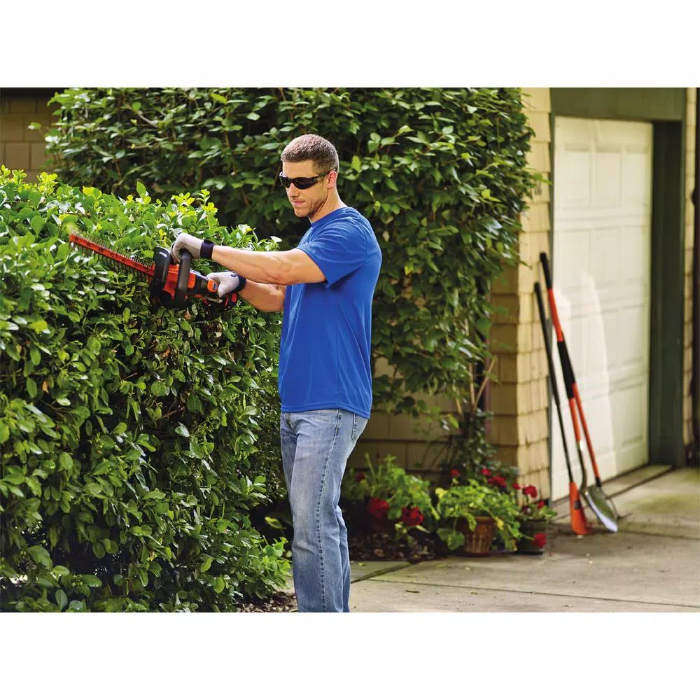 BLACK+DECKER 22 in. 20V MAX Lithium-Ion Cordless POWERCUT Hedge Trimmer with (1) 1.5Ah SMARTECH Battery and Charger Included