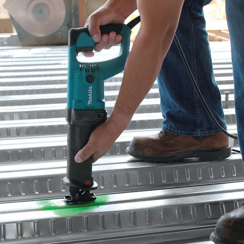 Makita 11 Amp Corded Variable Speed Reciprocating Saw With Wood Cutting Blade, Metal Cutting Blade and Hard Case, no lock-on