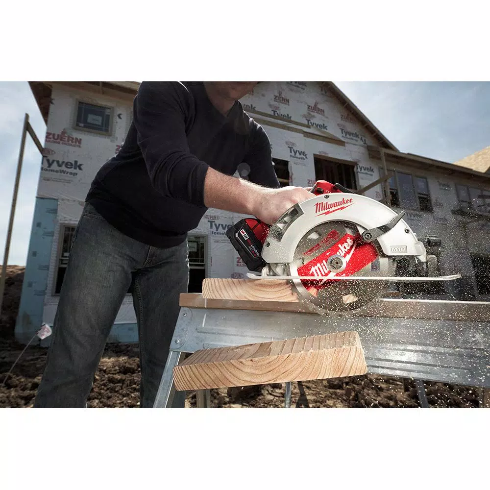 Milwaukee M18 18-Volt Lithium-Ion Brushless Cordless 7-1/4 in. Circular Saw Kit with 1 Battery 5.0Ah, Charger and Bag