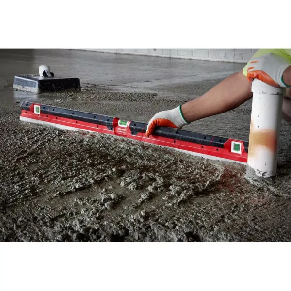 Milwaukee 48 in. Concrete Screed Level with 30 ft. Compact Tape Measure ...